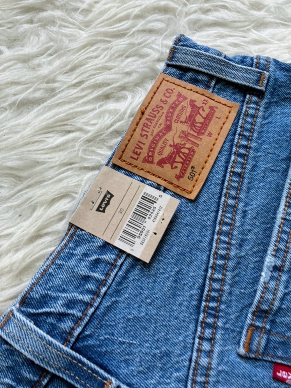 🌺NWT 501 Levi's Blue Distressed Denim Shorts size 30🌺